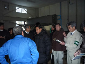 釜石魚市場の復旧状況を視察する岩本農林水産副大臣1