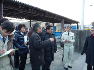 釜石魚市場の復旧状況を視察する岩本農林水産副大臣2