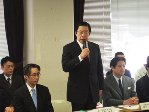 川俣町の農業者等との意見交換で挨拶をする鹿野農林水産大臣