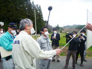 飯舘村の農地所染対策実証事業の現場で説明を受ける岩本農林水産副大臣