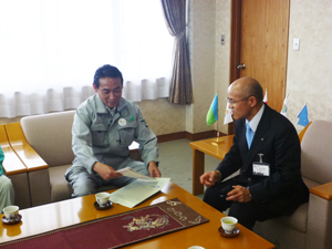 南相馬市役所で桜井市長と意見交換をする岩本農林水産副大臣