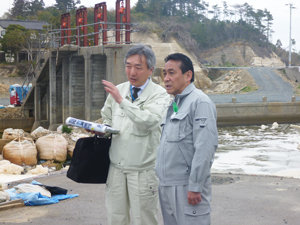 南相馬市の被災した排水機場で説明を受ける岩本農林水産副大臣