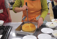 炊飯器でふっくら焼けたケーキを切り分けているところ