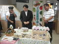 農家レストランを視察する林農林水産大臣