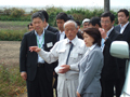 川俣町山木屋地区の農地除染現場を視察するあべ農林水産副大臣