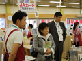 JA仙台農産物直売所「たなばたけ高砂店」を視察するあべ副大臣