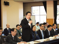 飯舘村の農業者等との意見交換を行う鹿野農林水産大臣