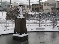 北山形駅前の小便小僧