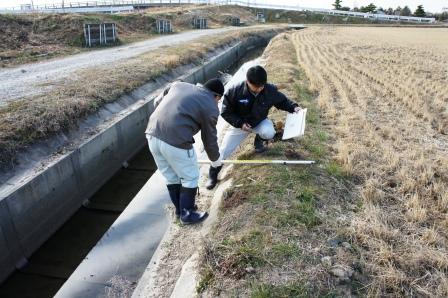 水田魚道の設置作業１