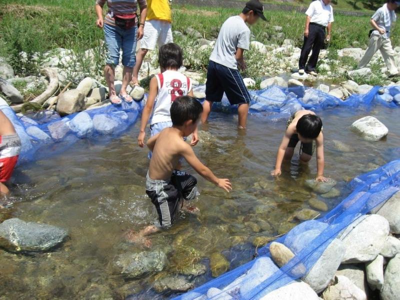 川で魚採り