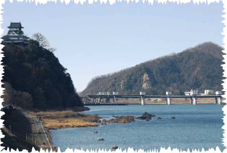 写真：犬山頭首工と犬山城