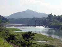 国営宮川用水土地改良事業（S32年度〜S42年度）により建設された粟生頭首工（度会郡大台町粟生地内）