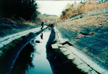 老朽化が進む幹線水路（玉城町朝久田地内）