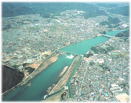犬山頭首工（下流左岸上空より）
