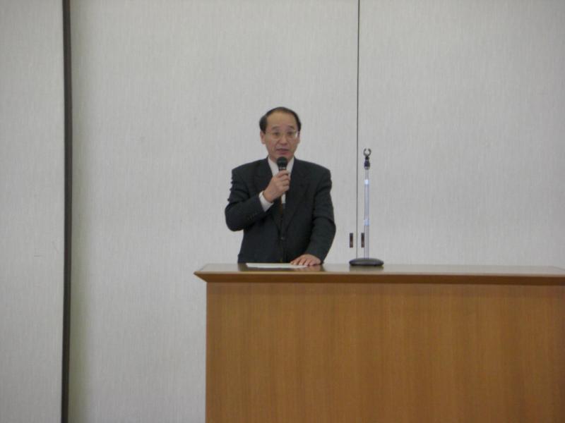 挨拶する竹谷会長