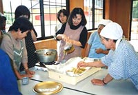 料理研究会による地元産を使っ伝承料理教室