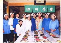 女性グループによる地元食材を利用した料理の提供