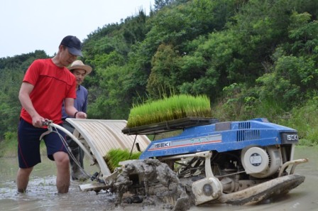 お父さんが田植え機運転