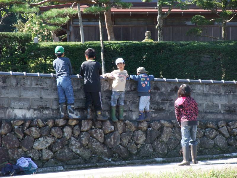 石垣を登る子どもたち