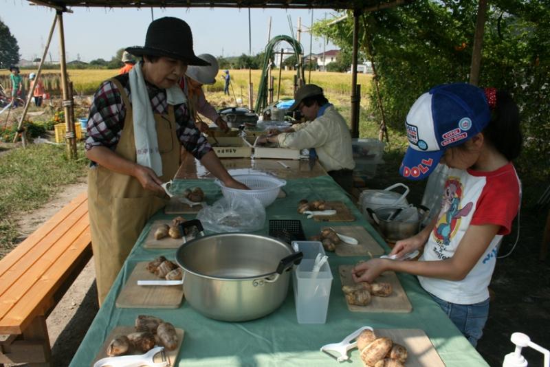 里芋の味噌汁づくり