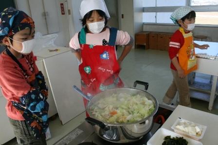 切った材料をお鍋に