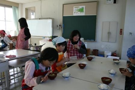 美味しご飯に笑顔