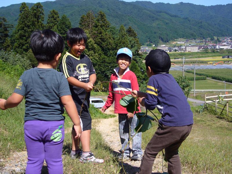 いものつるで遊ぶ子どもたち
