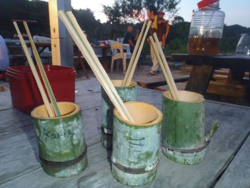 竹で作った器と箸
