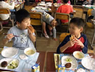 米粉パンの給食（豊田市）