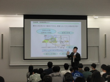 都築部長による講義の様子