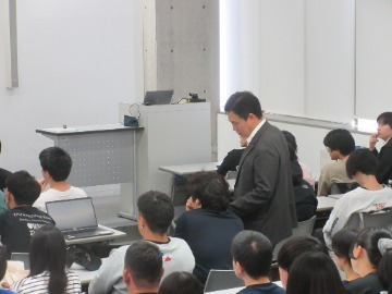 学生たちに質問する都築部長