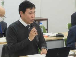 意見交換をする都築消費・安全部長