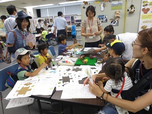 親子で牛のペーパークラフト作り