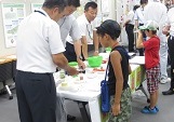 果物や野菜を糖度計を使って糖度測定