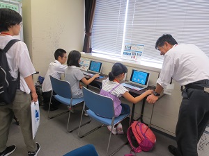 パソコンでおさかなクイズゲームをしている様子