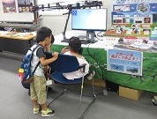 ドローンのシュミレーションをしている様子