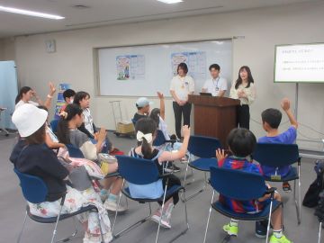 ダムの役割等について説明を受ける参加者