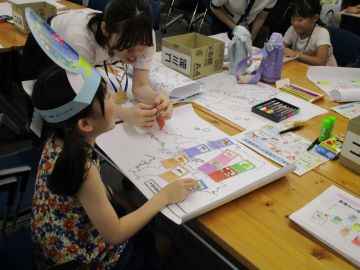 講師と一緒に地図を作る児童