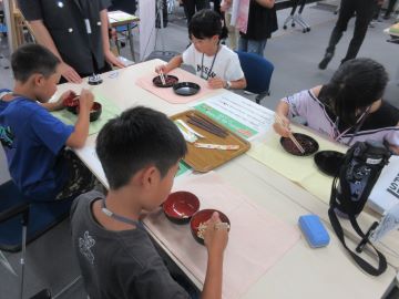 豆つかみゲームで友達と対決する様子