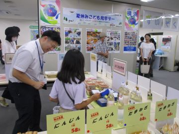 お買い物ゲームで商品を選ぶこどもの様子