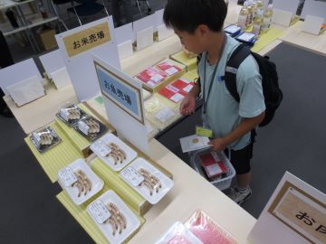 お米を選ぶこども