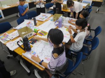 グループで地図を作る児童たち