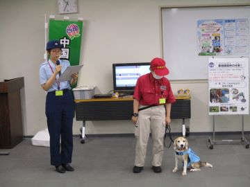 動植物検疫探知犬について説明する職員