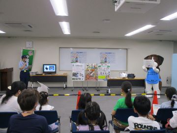  動植物検疫探知犬のデモンストレーションを見る参加者