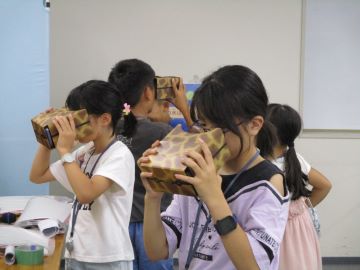 VRを体験するこどもたち
