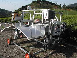 お茶を収穫する機械