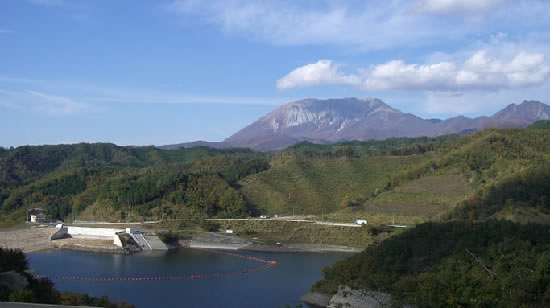 晩秋の大山と下蚊屋ダム