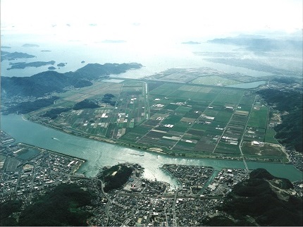 笠岡湾干拓地全景（平成15年撮影）