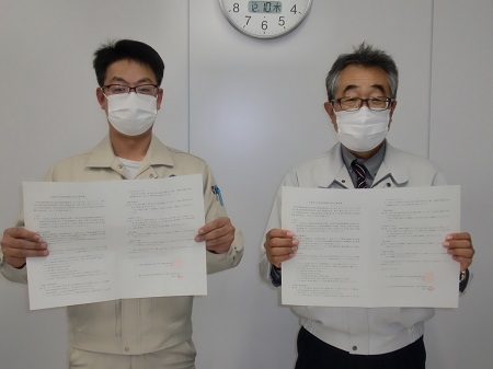 協定書を取り交わした事業所長と安全協議会会長
