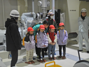 排水機場施設内を見学する園児たちの